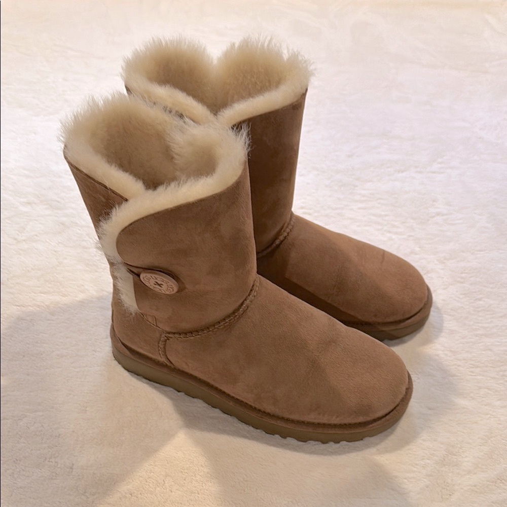 UGG Classic Short Sheepskin Boots - Chestnut